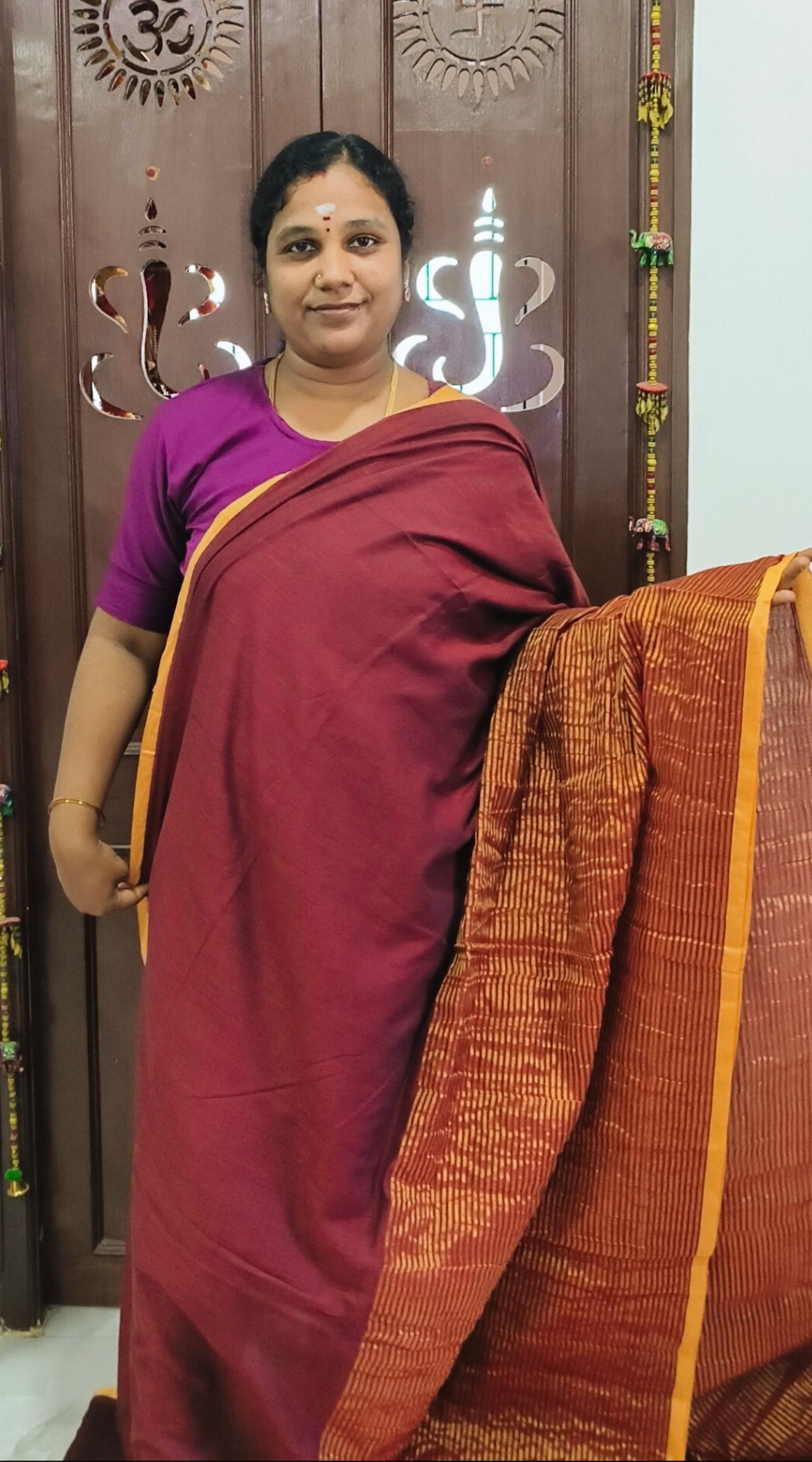 Maroon Mul Mul Cotton Saree – Soft, Lightweight Handloom Saree